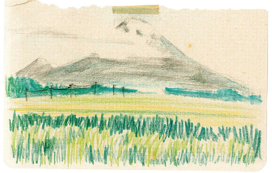 大山と、ふもとの田畑を描いた色鉛筆のスケッチ